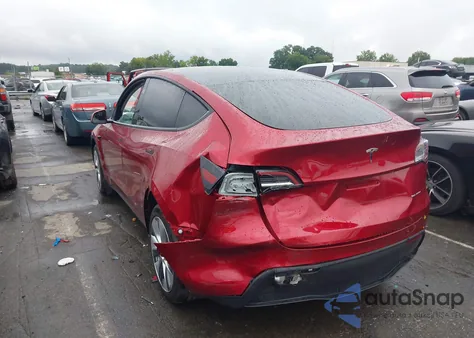 2024 Tesla Model Y Long Range Dual Motor All-Wheel Drive z USA, uszkodzony, nr VIN 7SAYGDEE1RF988367